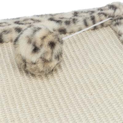 Katze beim Kratzen auf Trixie Leo Panther-Print Matte in Creme