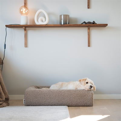 Weicher Teddy-Bezug von Bia Bed für Hundekorb in warmem Beige-Ton